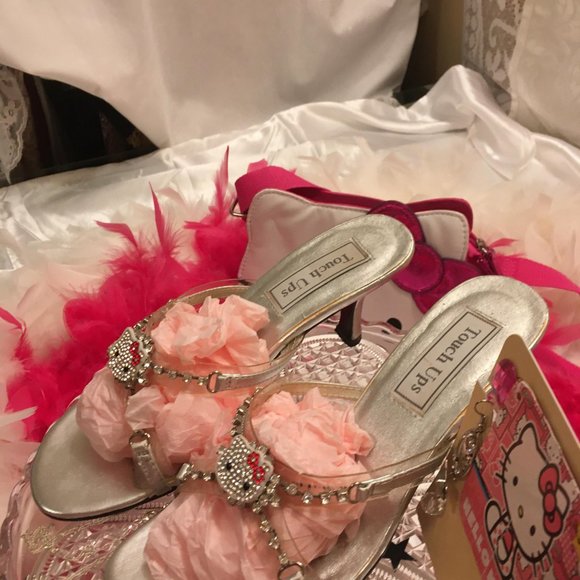 ADORABLE kitten heels and earings with hello kitty and crystal details! - Picture 8 of 11
